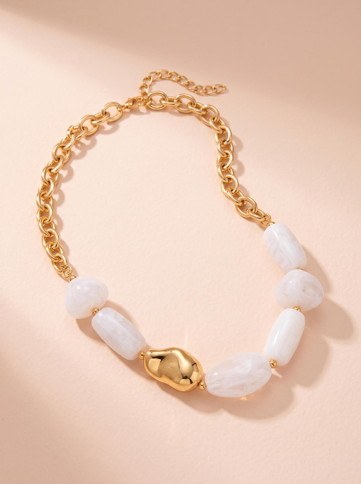 Pourquoi le minimal jewelry a la cote