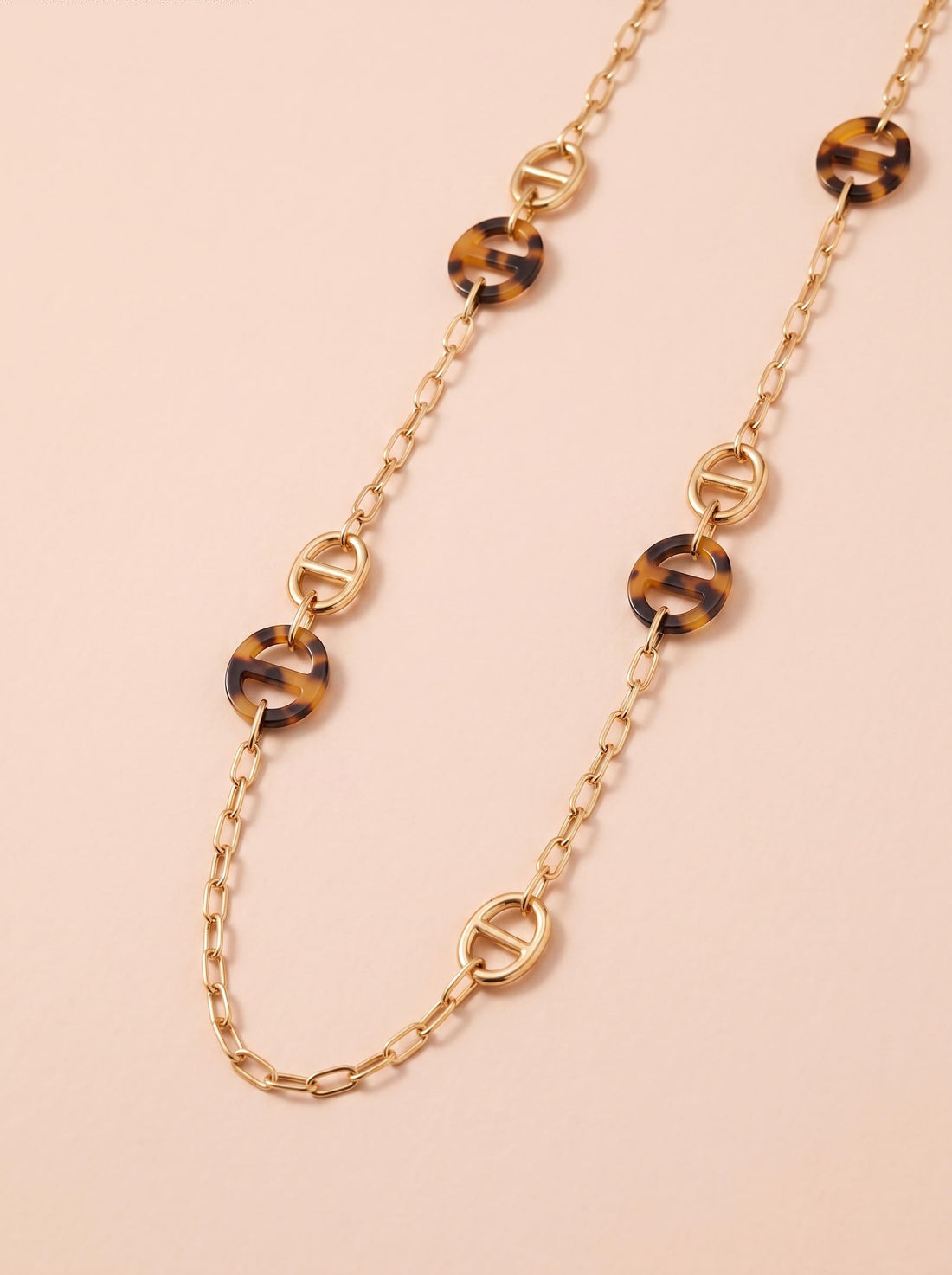Trois bijoux pour transformer un look basique