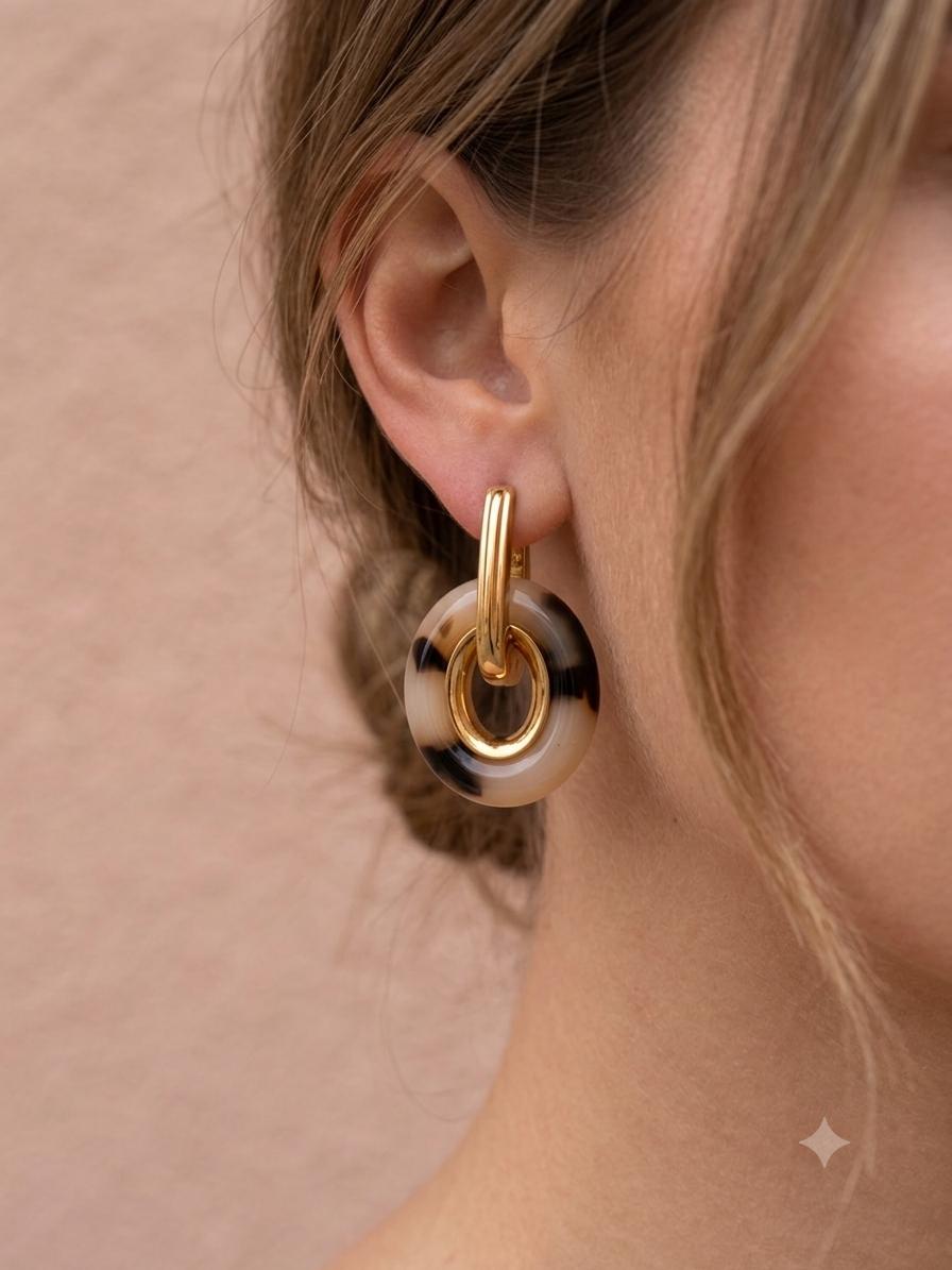 Boucles Léo – Créoles anneau résine léopard, portées à l'oreille