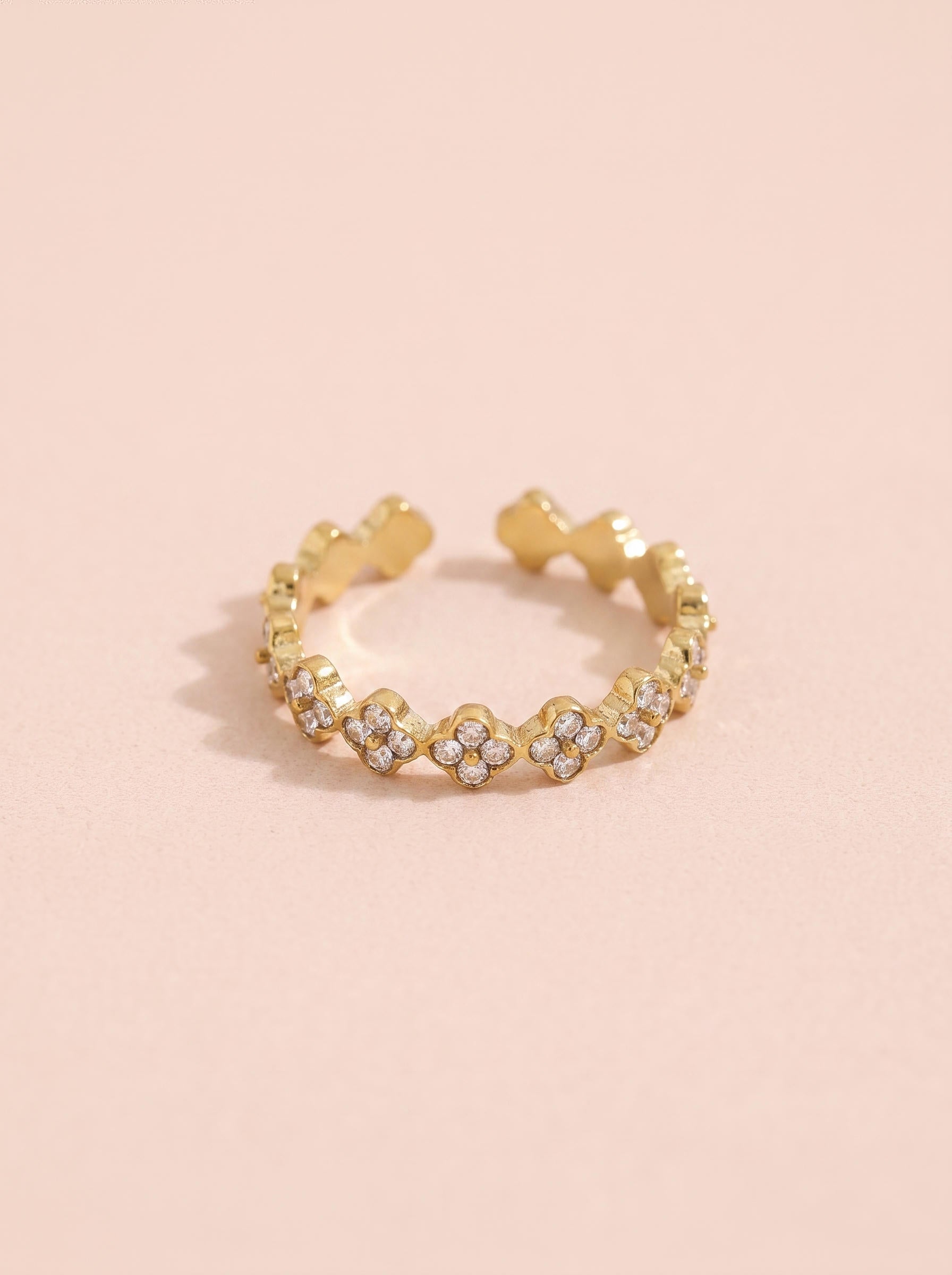 Bague Lyana – Fine Sertie de Fleurs – Doré