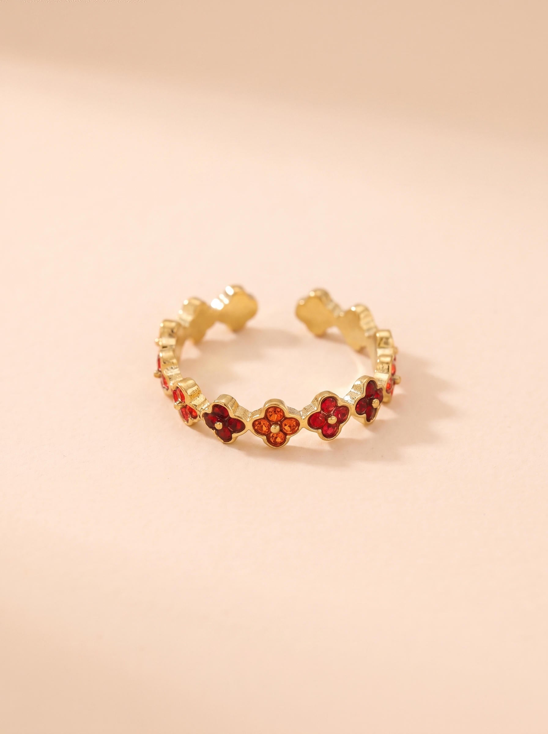 Bague Lyana – Fine Sertie de Fleurs – Rouge