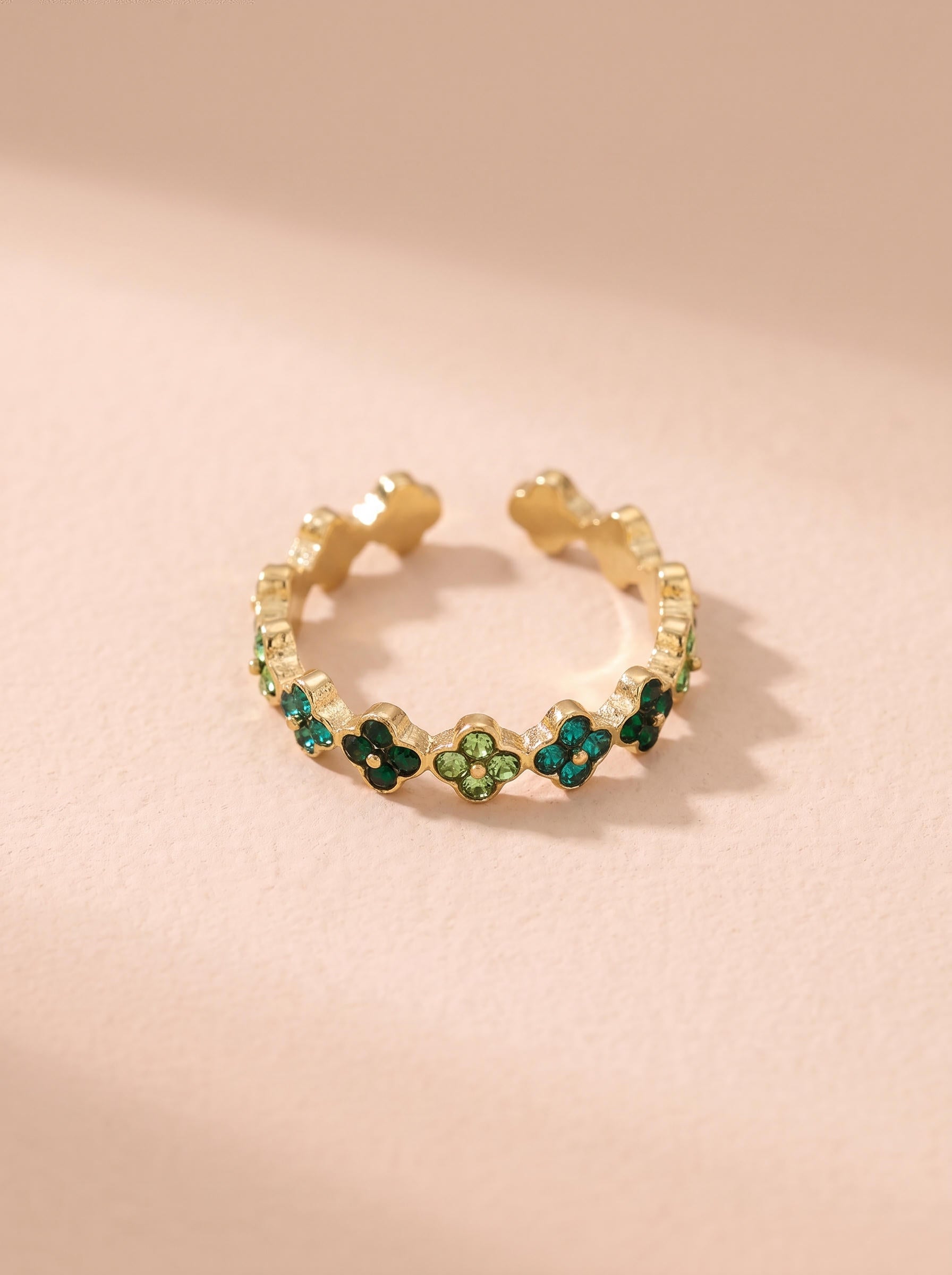 Bague Lyana – Fine Sertie de Fleurs – Vert